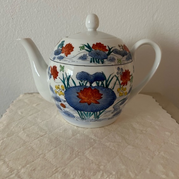 Vintage Hand Painted Lotus design William Sonoma tea pot. - Picture 2 of 8